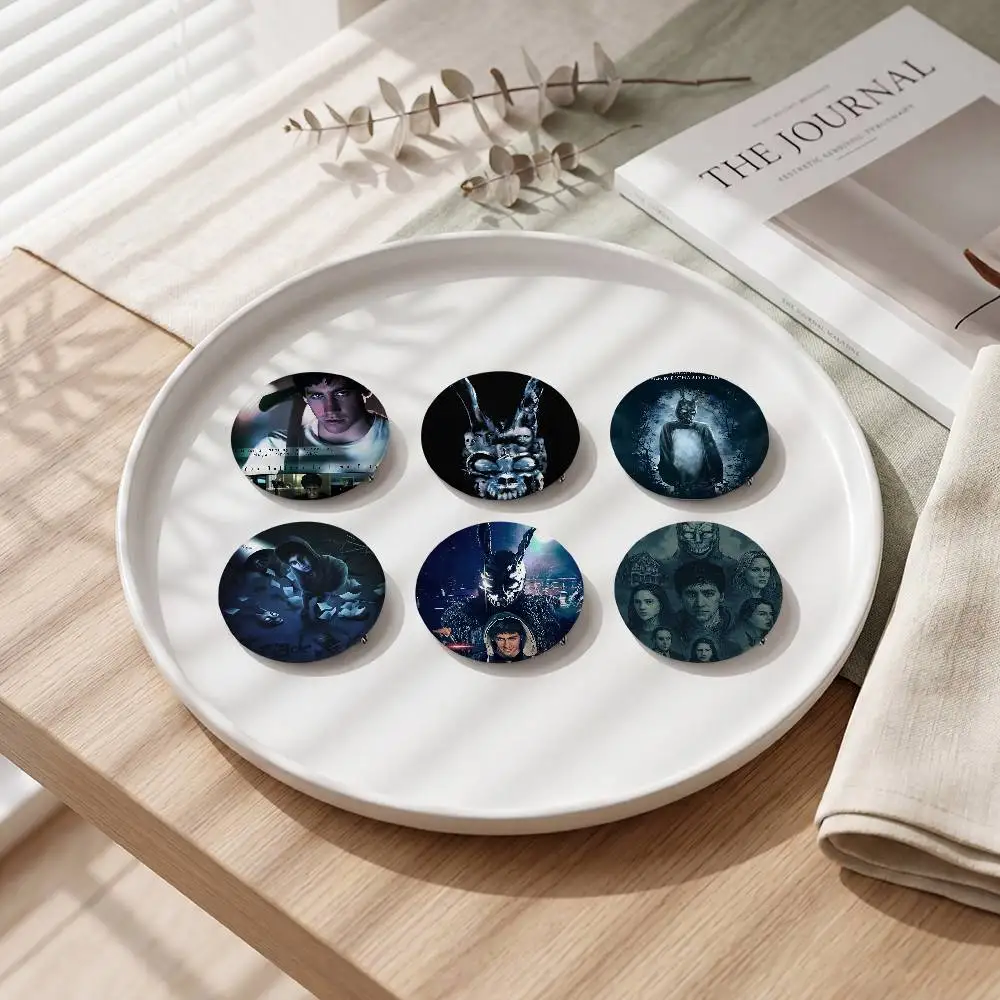 Movie Donnie Darko Vintage Ani - Vintage Collectible Pins avaliação e preço
